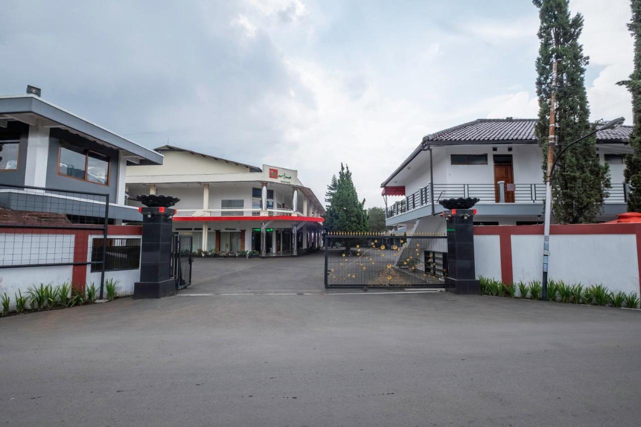 Narima Resort Hotel Lembang Exteriör bild